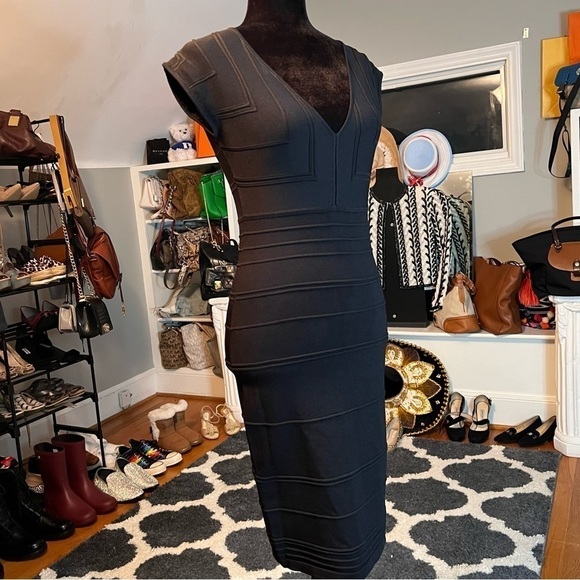 MAX STUDIO Ribbed V-neck Bodycon Black Bress - Picture 4 of 7